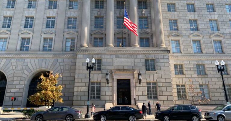 Federal Exodus: Bureaucrats Rush for the Exits as Trump and Musk Tighten the Belt Federal Exodus: Bureaucrats Rush for the Exits as Trump and Musk Tighten the Belt